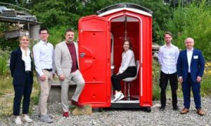 Toilettes Dixi à l&rsquo;extérieur, soins d&rsquo;urgence à l&rsquo;intérieur