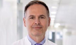 Expérience internationale en chirurgie cardiaque mini-invasive